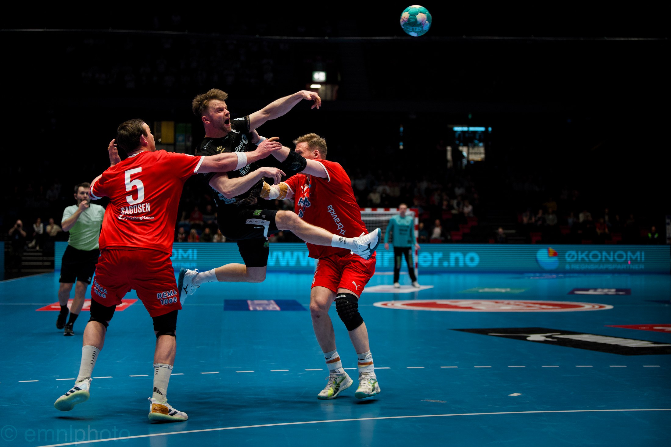 Håndballspiller i svevet mot mål
