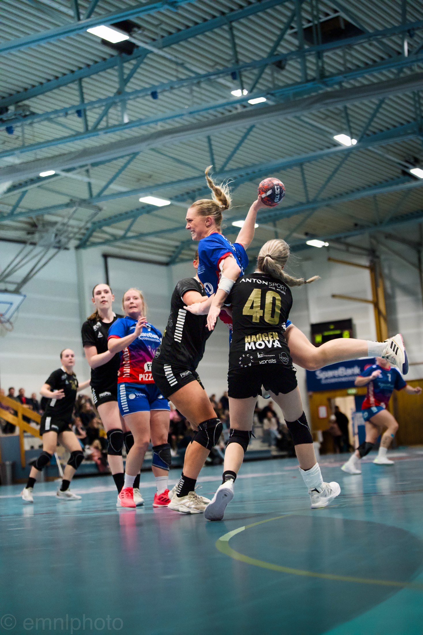 Håndballspiller hopper til skudd